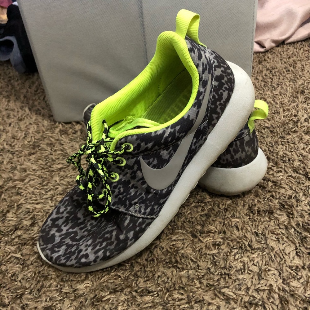 NIKE ROSHE SHOES